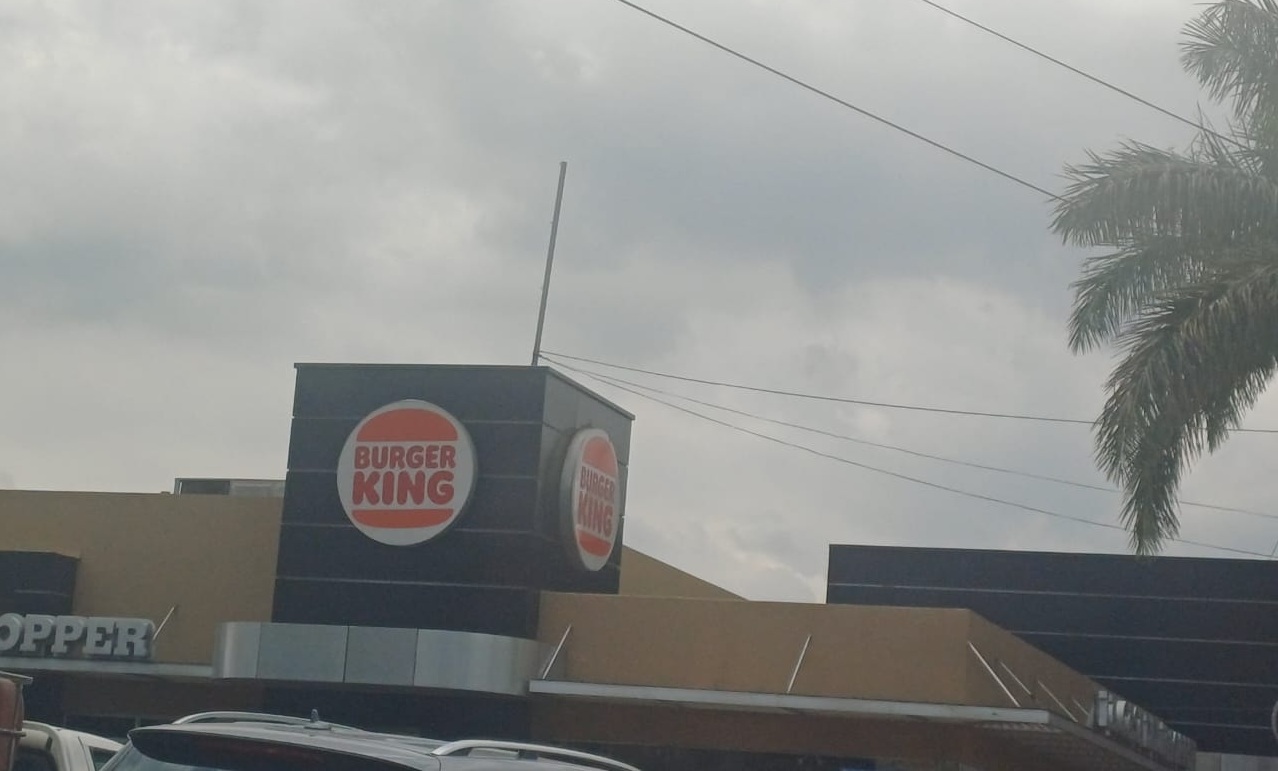 Burger King: Vigilante y prepotencia en estacionamiento