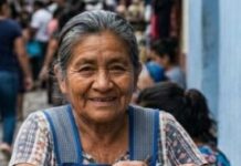 Los adultos mayores trabajan en El Salvador por necesidad