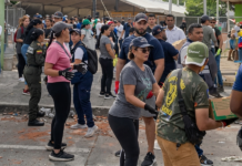 Descarga del primer lote, Coliseo del Pueblo, Cali (Ayuda de El Gobierno de El Salvador)